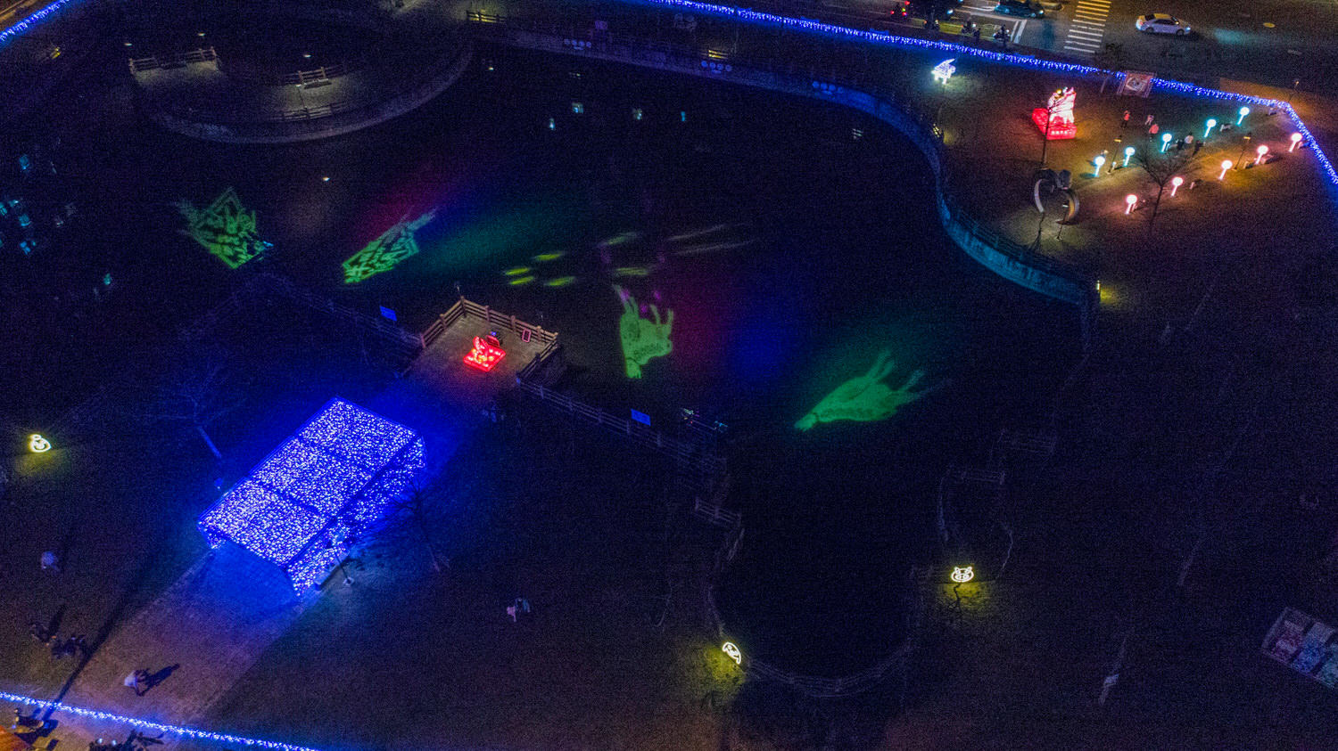 2021年到湖心公園走春賞燈-九大遊玩特色解析:漫步9米長星光祈福廊道.客庄印象燈.互動祈願牆.限量小提燈免費拿。